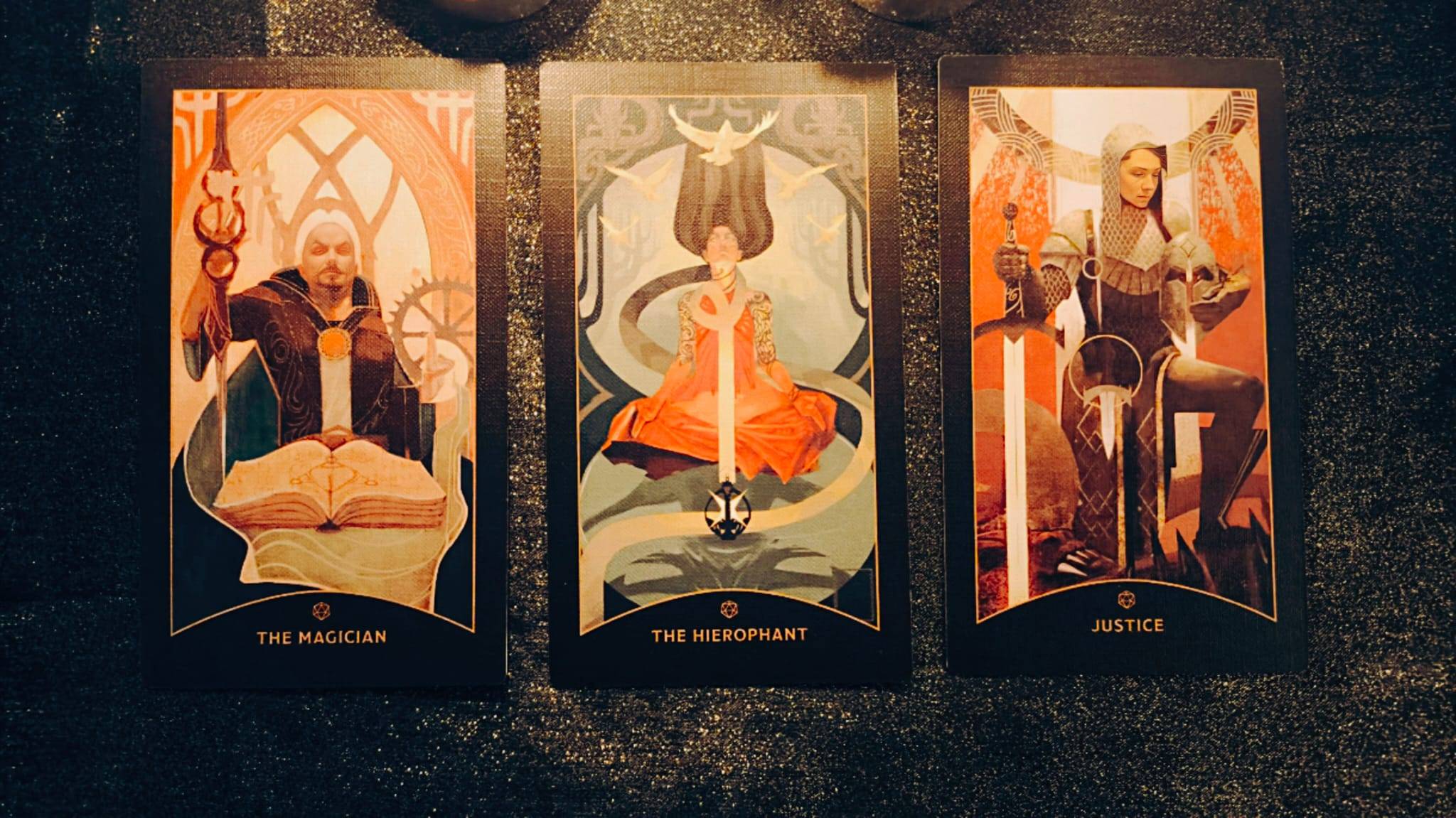 El Mago, la Hierofante, la Justicia. Tarot de Dragones y Mazmorras.