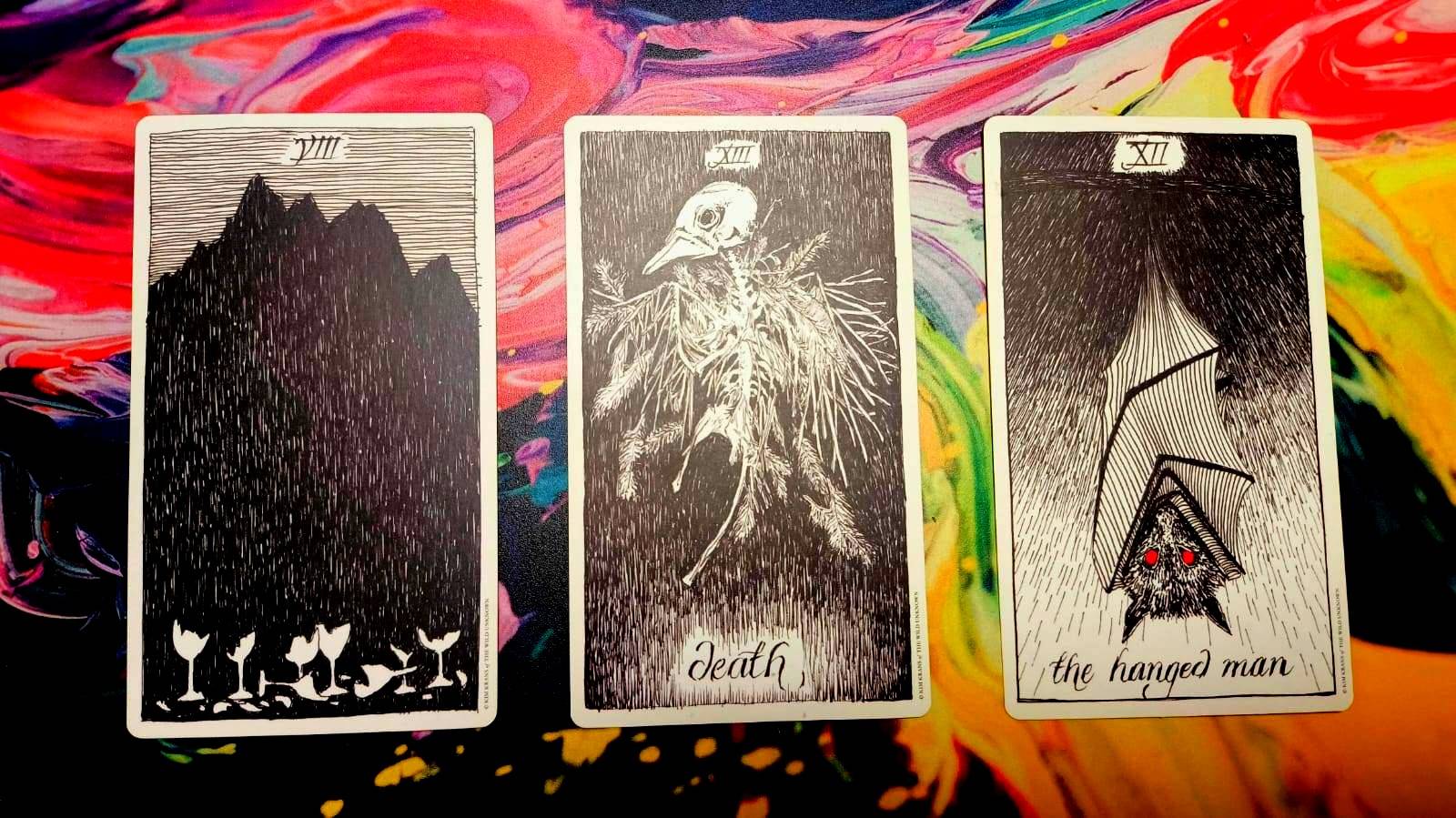 tres cartas de tarot en tinta negra dibujadas a mano sobre fondo de colores