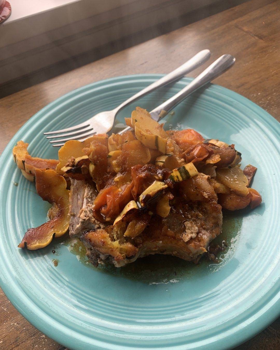 Lunch time 😋! Yes, that is steam rising from my @tabularasafarms pastured pork chop (with @portlandfarmers delicata squash and cherry tomatoes ❤️) too hot to eat, hence time for a lovely picture 🤗#feedyourgutbrain #loveyourfarmer #eatlocal