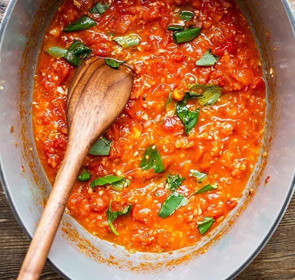 overhead photo of pot of spaghetti pomodor