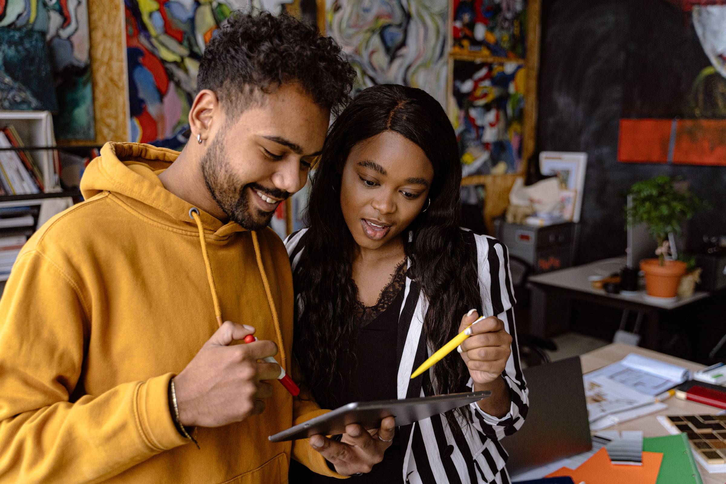 2 people both looking at a tablet