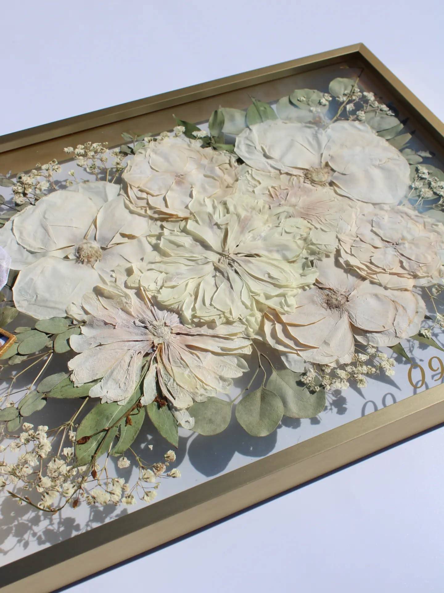 Danielle's Pressed Flower Frame 

Tap the link in bio to reserve your preservation and secure your date.

#flowerpreservation #weddingbouquet #pressedflowers #flowerframe #designsbymaha