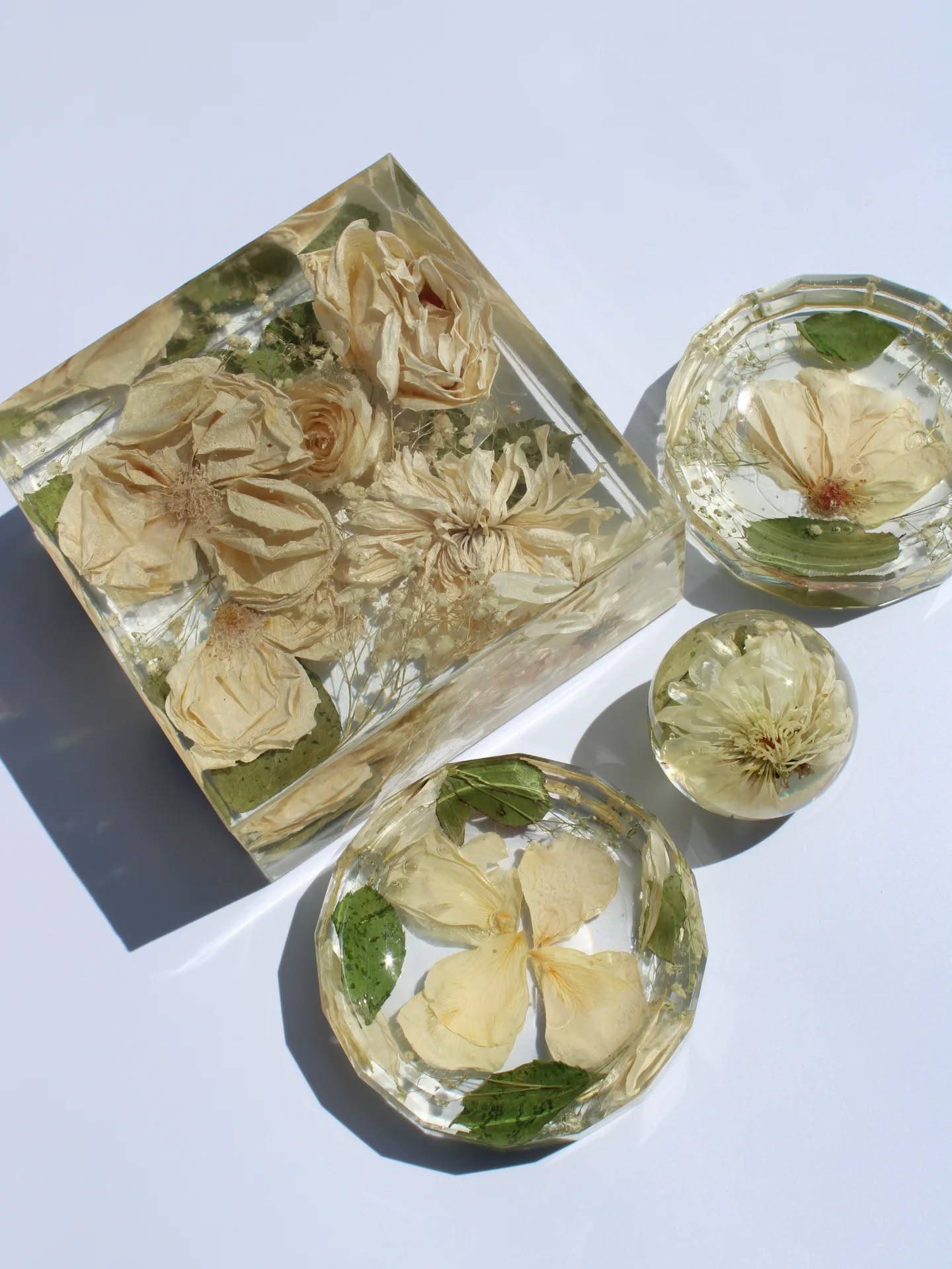 If you could keep your wedding flowers in more than one form… this is how it looks.

Savannah & Derrick’s set includes a 6-inch square block, trinket dish, and sphere.

Not just one keepsake but a full collection you can actually use and display.

Florist:@alltheprettyflowersinsantafe

📩 Secure your slot before they fill up. Link in bio.
#flowerpreservation #preservedflower #weddingbouquet #newmexicoweddings #designsbymaha
