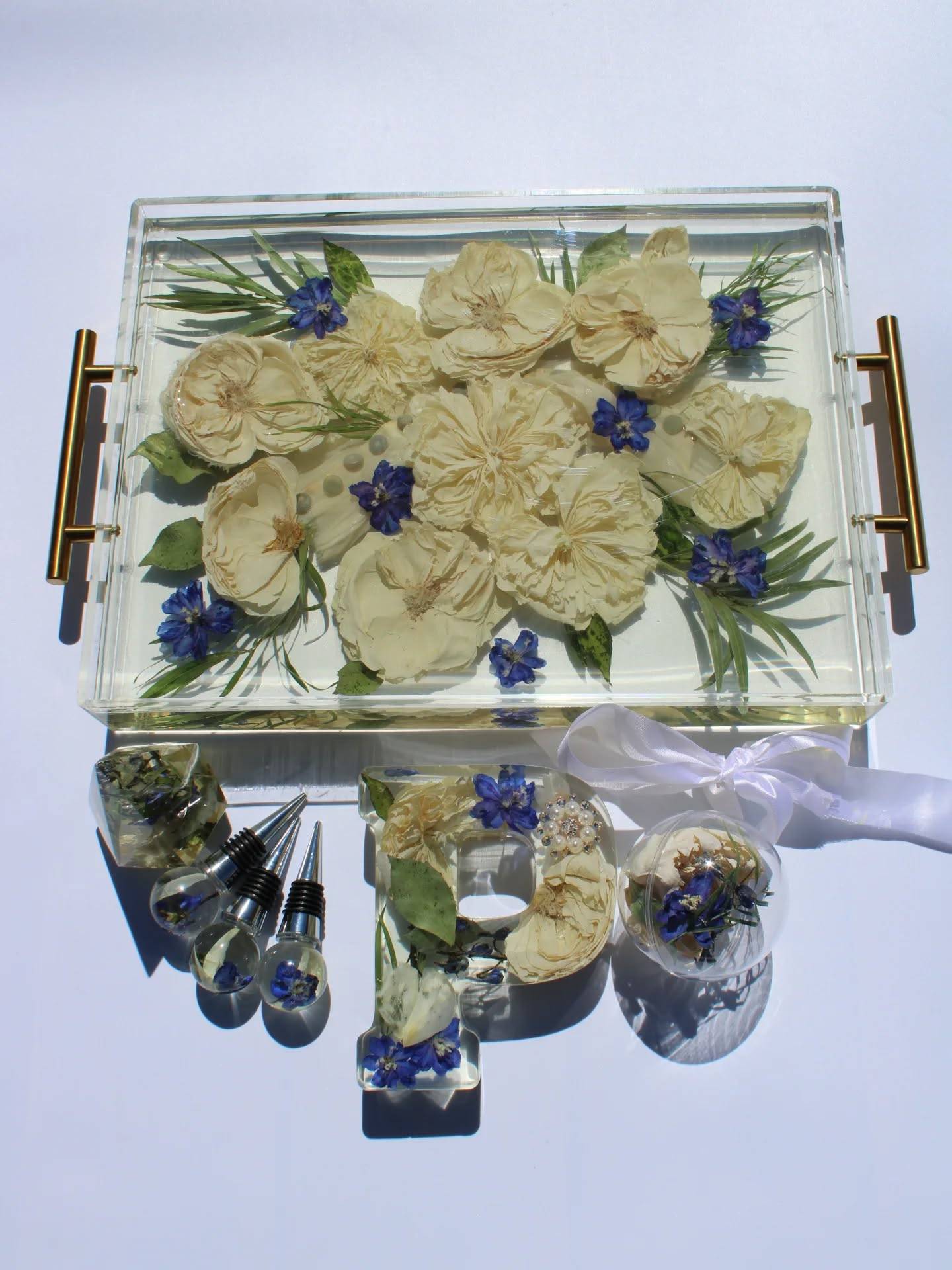 Susie's collection 💙
A beautiful reminder of a special day.

View available keepsake options throigh the link in bio.

#flowerpreservation #weddingkeepsake #resinart #weddingbouquet #designsbymaha