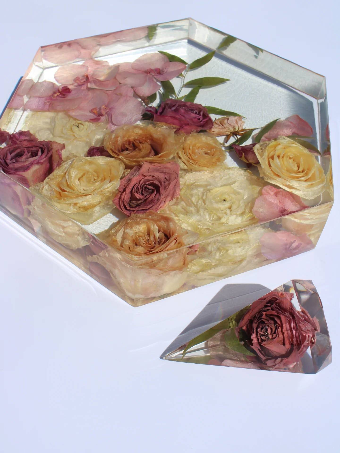 Nicole's collection 🩷

Take a look at more finished keepsakes and how it works– link in bio.

#flowerpreservation #weddingbouquet #preservedflowers #resinkeepsake #designsbymaha