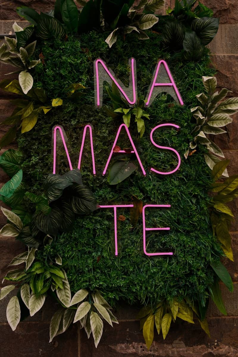 A sign that says na mas te on it
