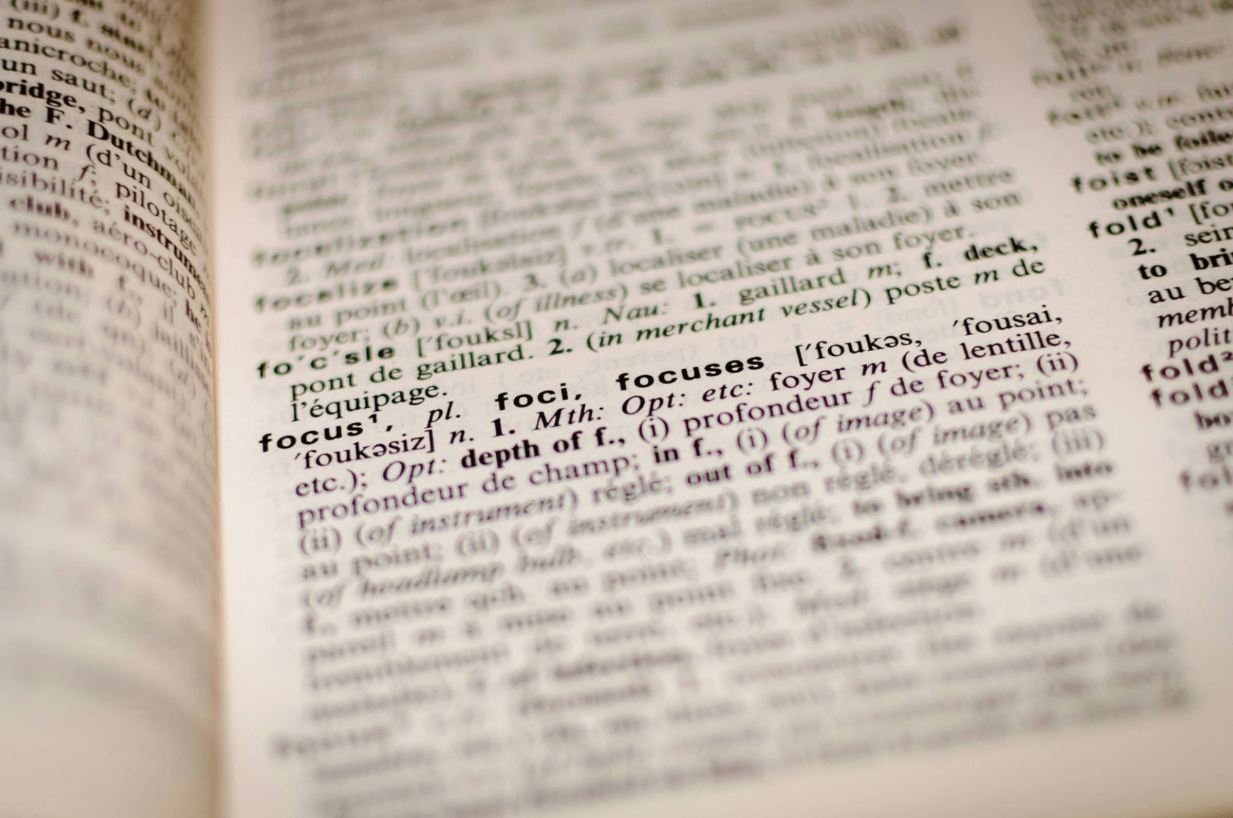 Dictionary with the definition of the word "focus"