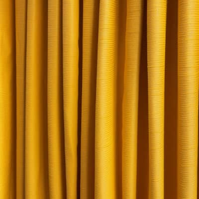 gros-plan sur un rideau jaune