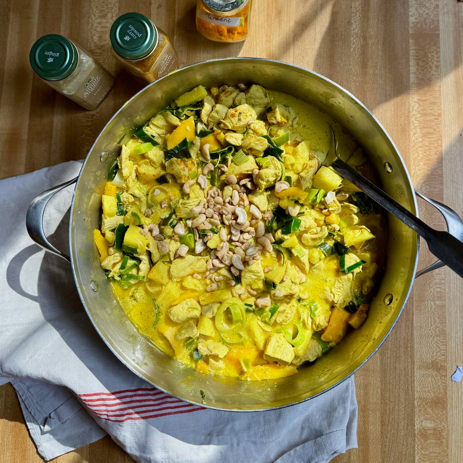 Photo de sauteuse avec le poulet curry coco mangue