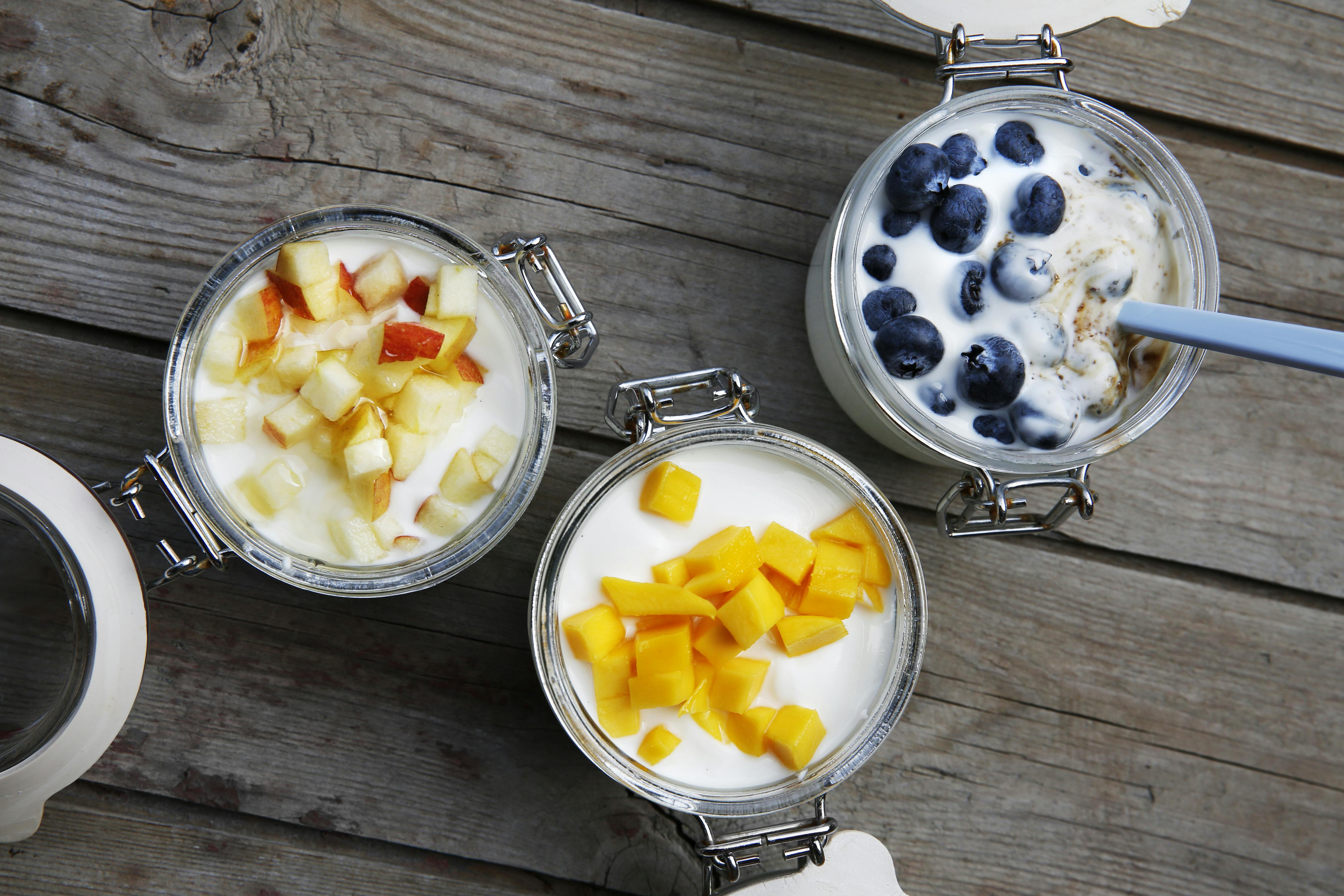 Yoghurt i glass med bær og frukt.
