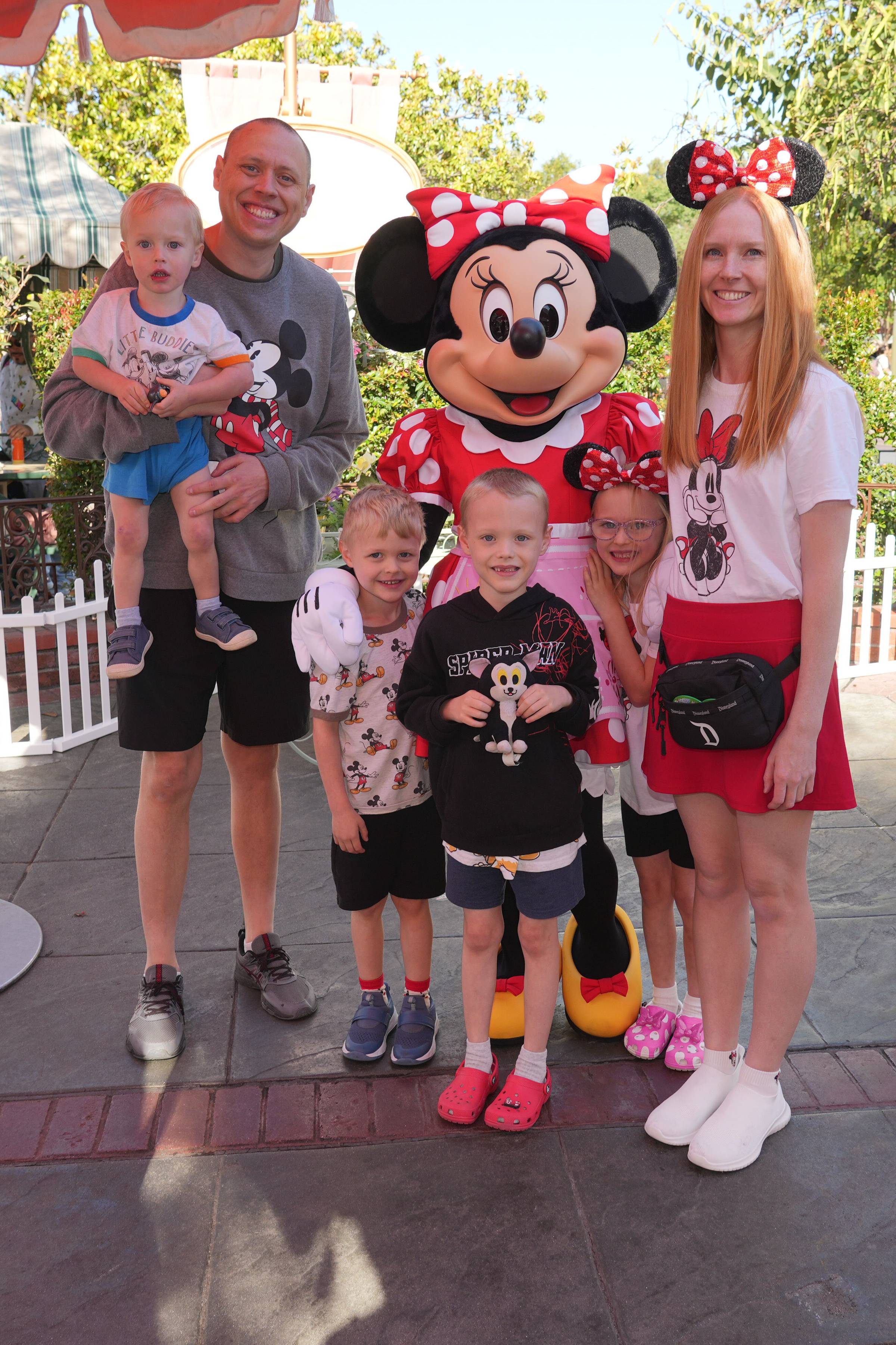 the morgan family of 6 with minnie mouse in disneyland
