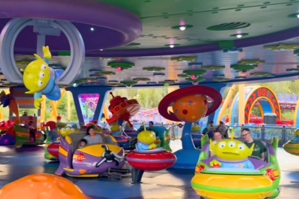 alien swirling saucers attraction in walt disney world