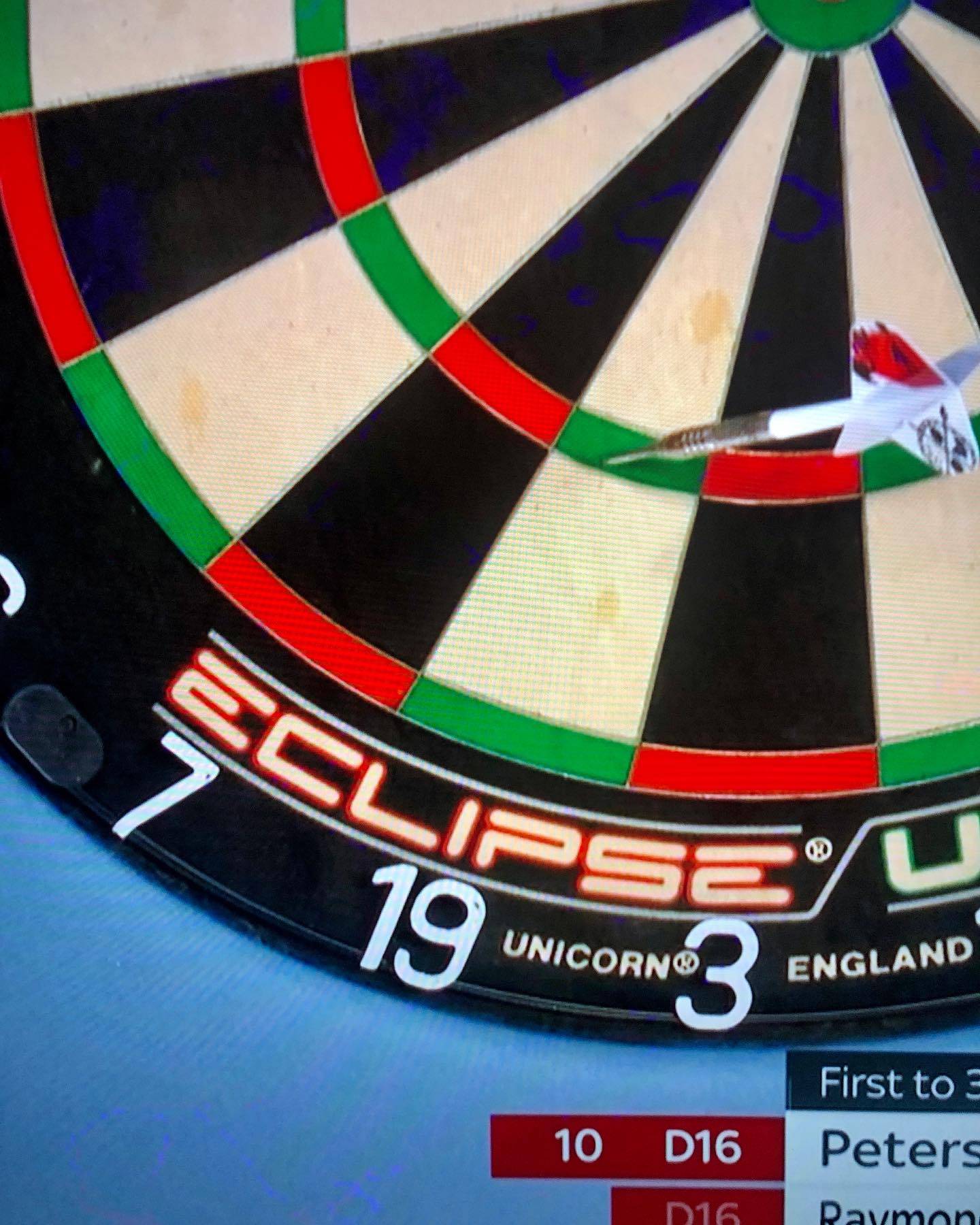 Was‘n los, Unicorn 🦄?!? Es ist Darts-WM & da hängt so ein befleckter Mist? Also ehrlich … die ganze Welt 🌎 schaut live zu. Keine gute Wahrnehmung 

#unicorn #darts #dartswm #unicorneclipseultra