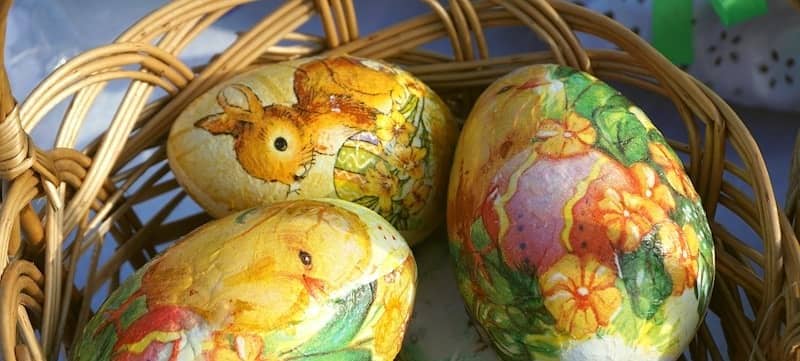Decorated easter eggs in a woven basket.