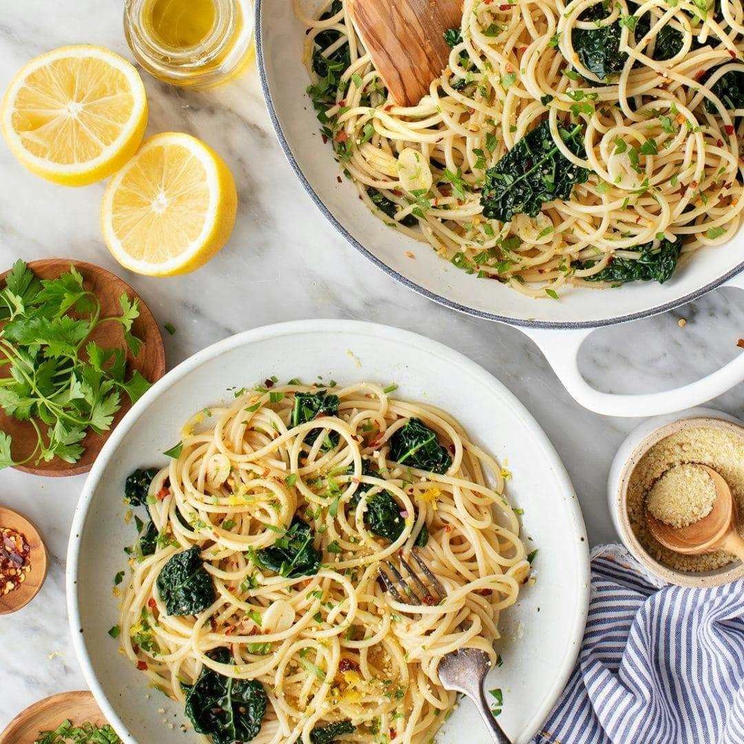 Spaghetti aglio e olio with kale