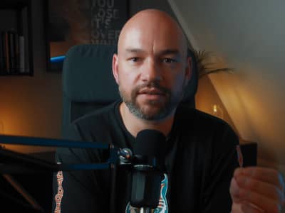 Person arbeitet am Laptop von zuhause und erstellt digitale Produkte, um online passives Einkommen aufzubauen.