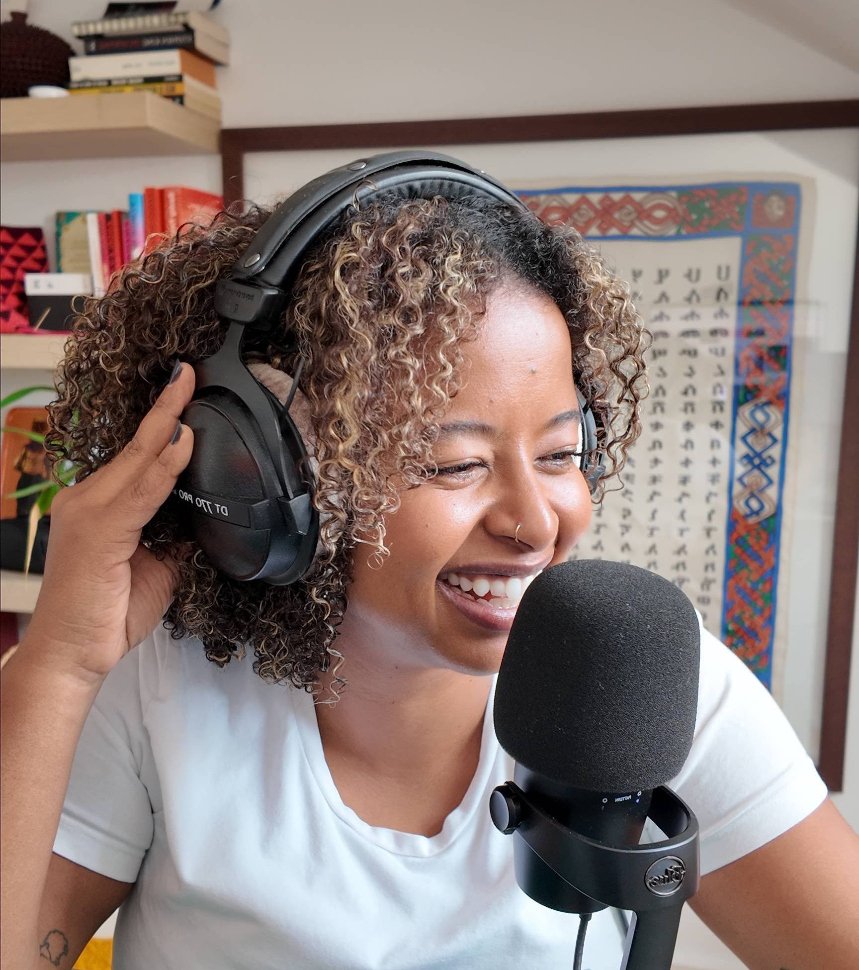black and silver microphone on black steel stand