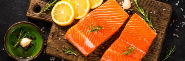Salmon with slices of lemon and rosemary