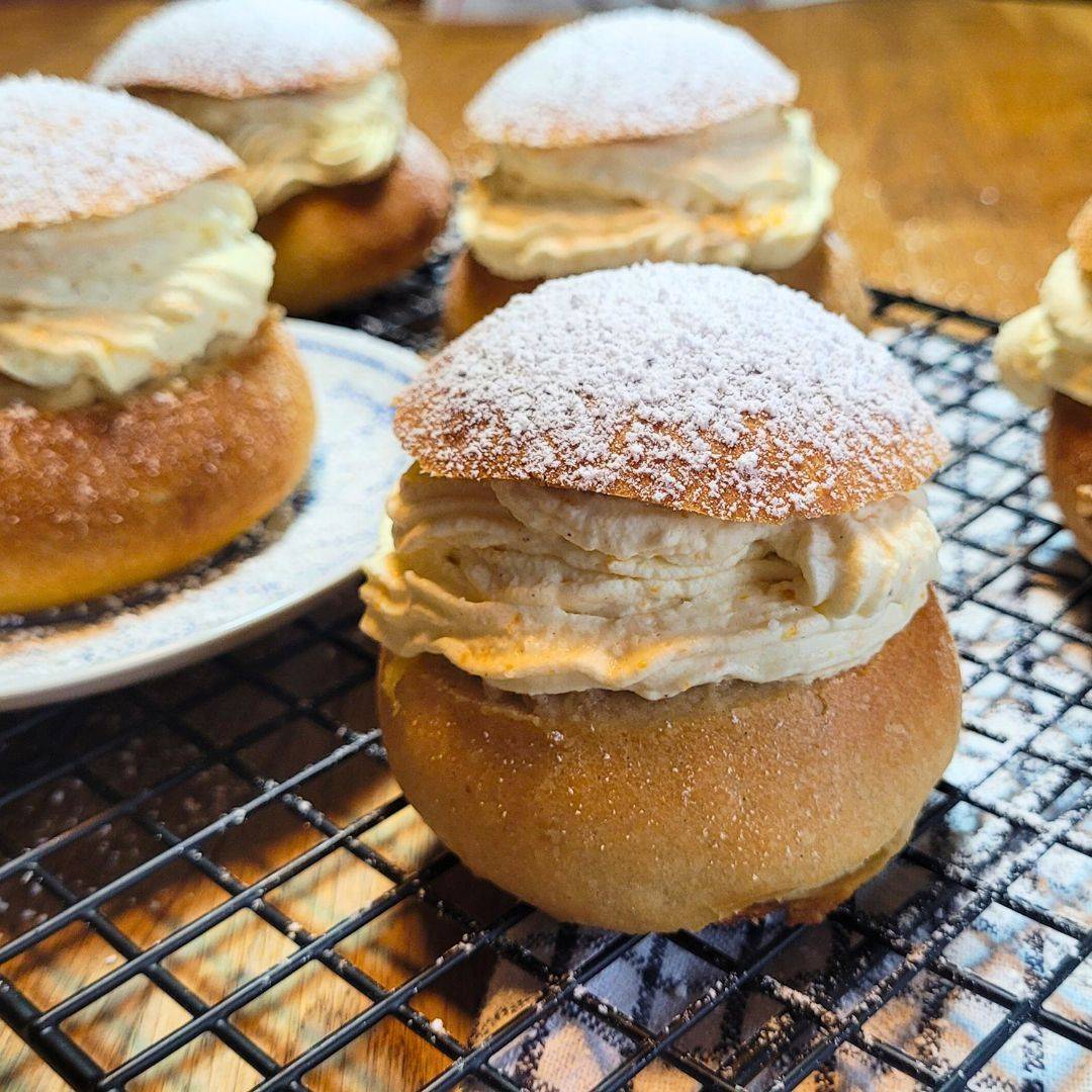 Schwedische Fastnachtsbrötchen mit Sahne gefüllt..