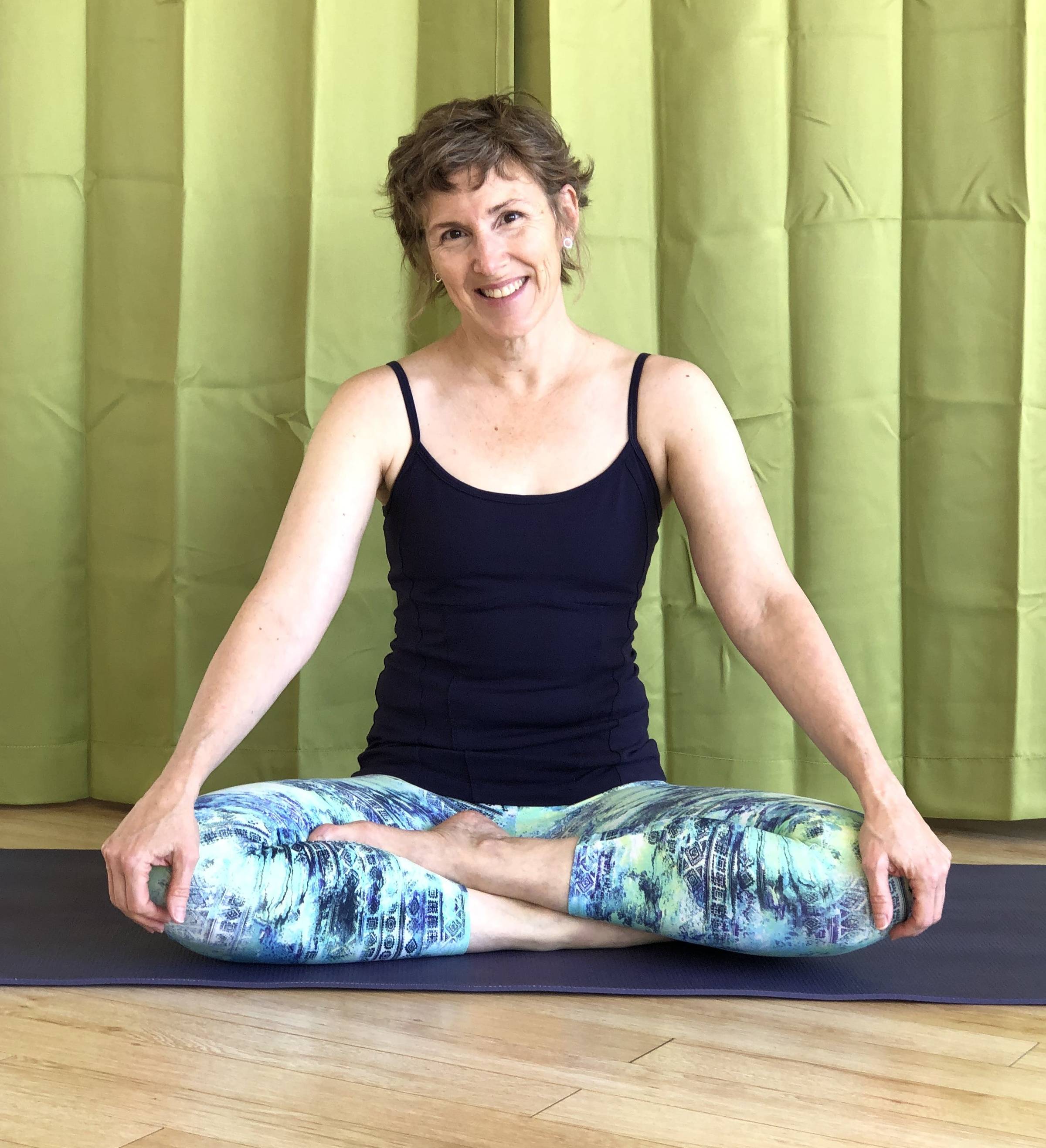 learn-how-to-twist-forward-fold-and-do-cat-cow-in-yoga