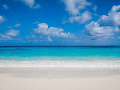 Calm ocean and clear sky—symbolizing limitless potential and quiet clarity for introverted entrepreneurs in business.