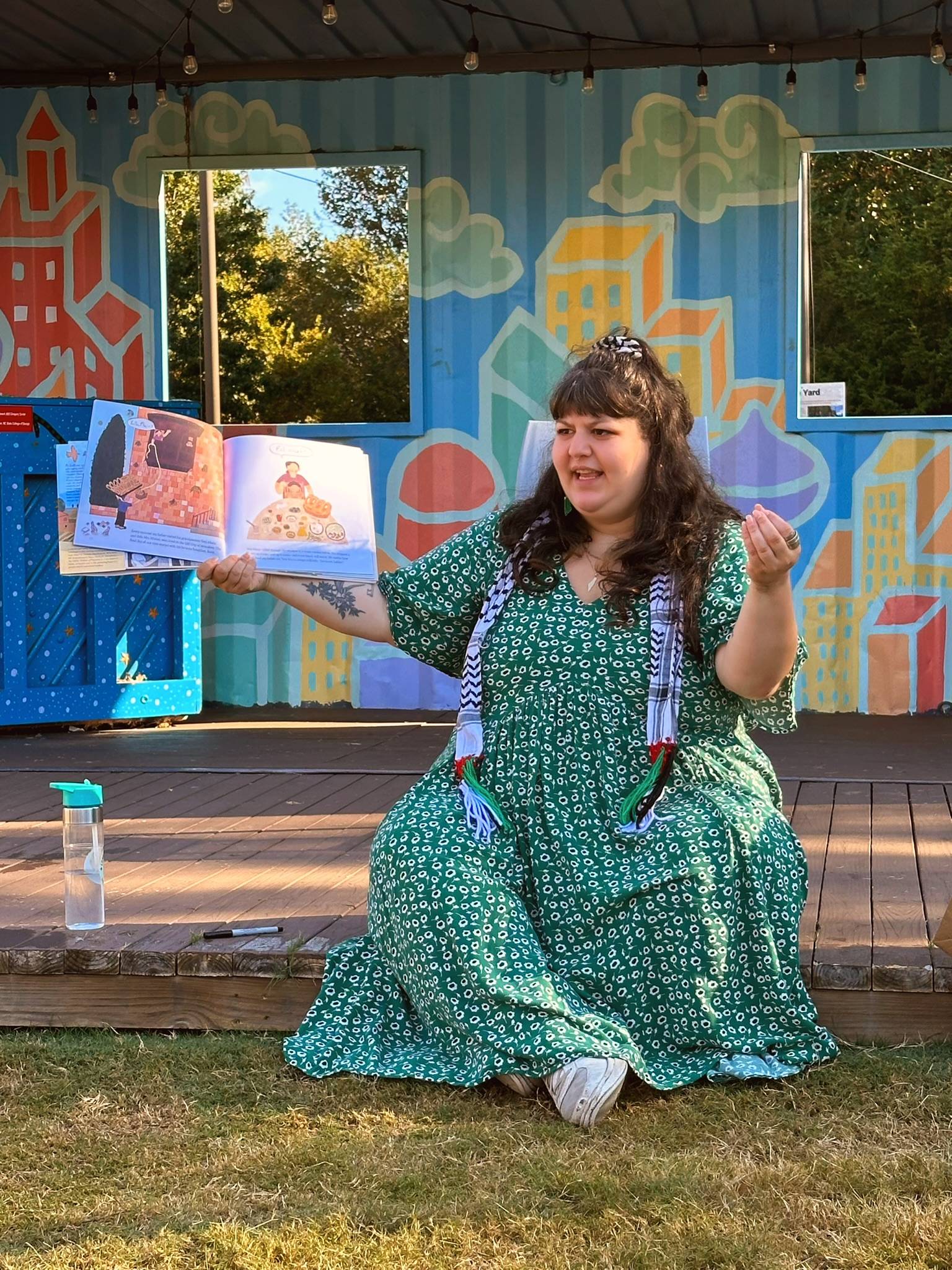 Entrevista com a autora palestina-americana Hannah Moushabeck