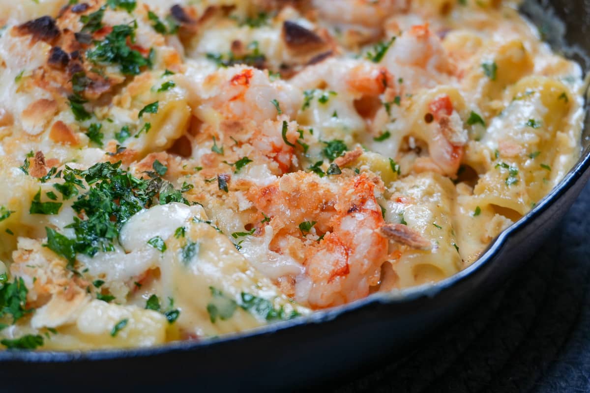 shrimp white mac and cheese in a cast iron skillet.