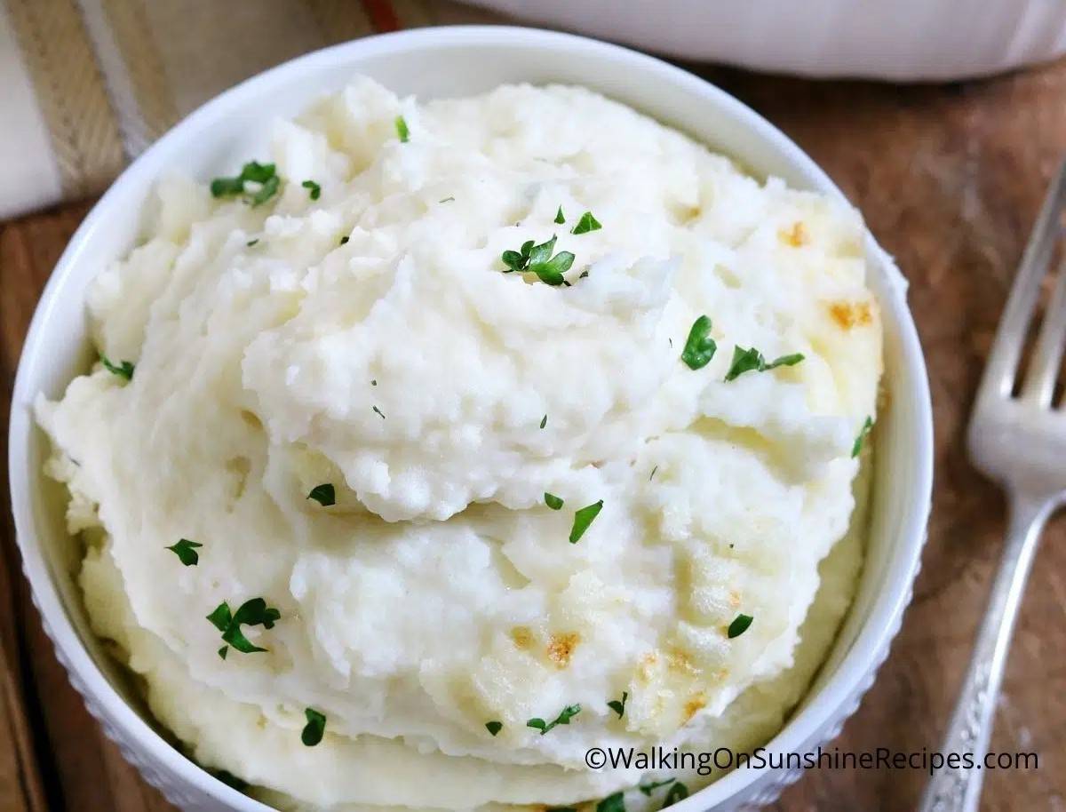 A bowl of mashed potatoes.