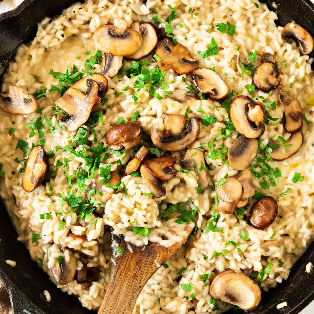 Mushroom risotton in a skillet.