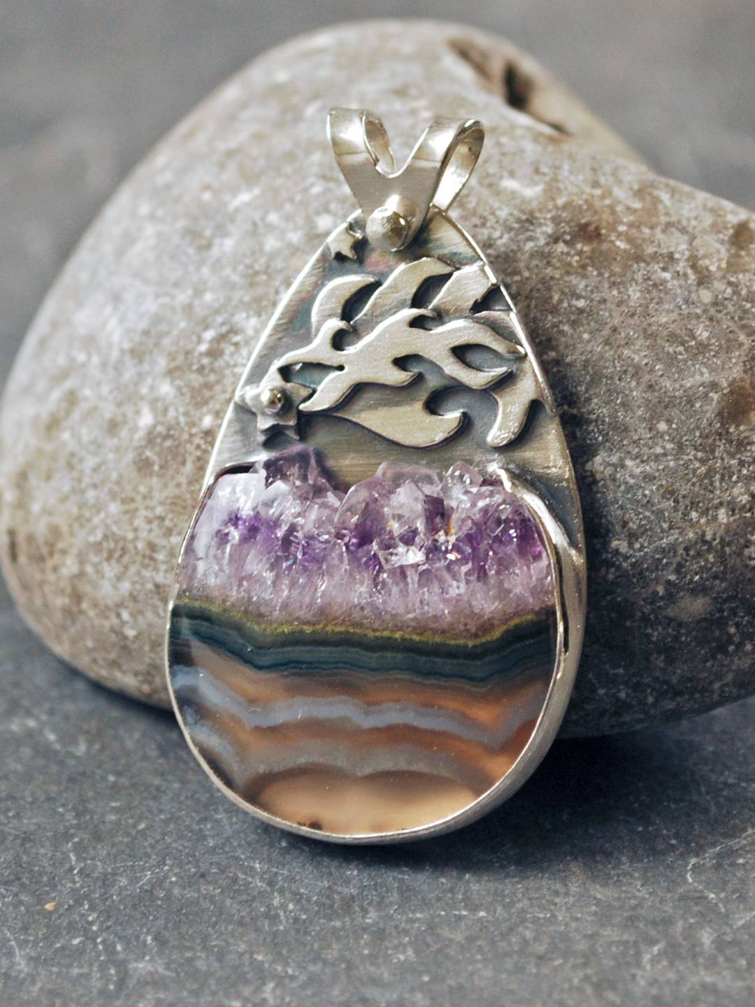 Silver pendant with amethyst in quartz stone, silver shooting star above it