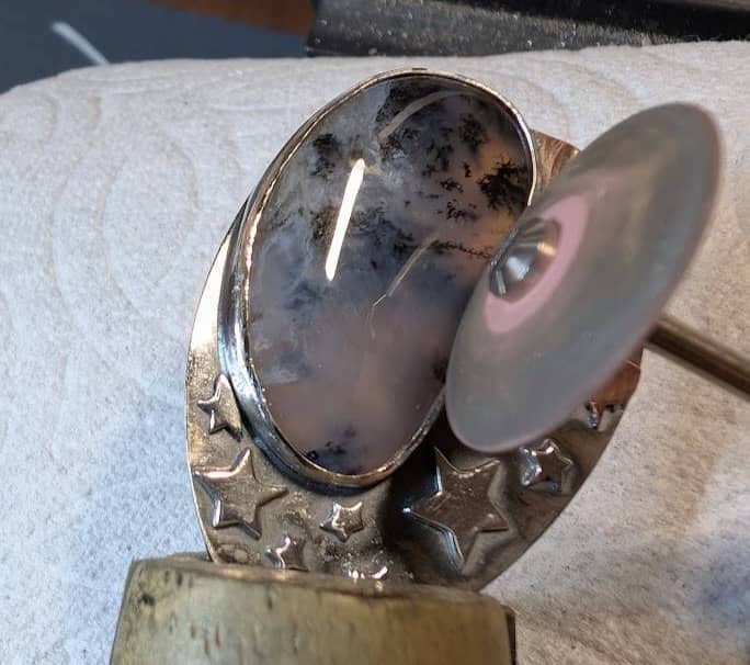 Knife edge silicon wheel being used against a bezel top