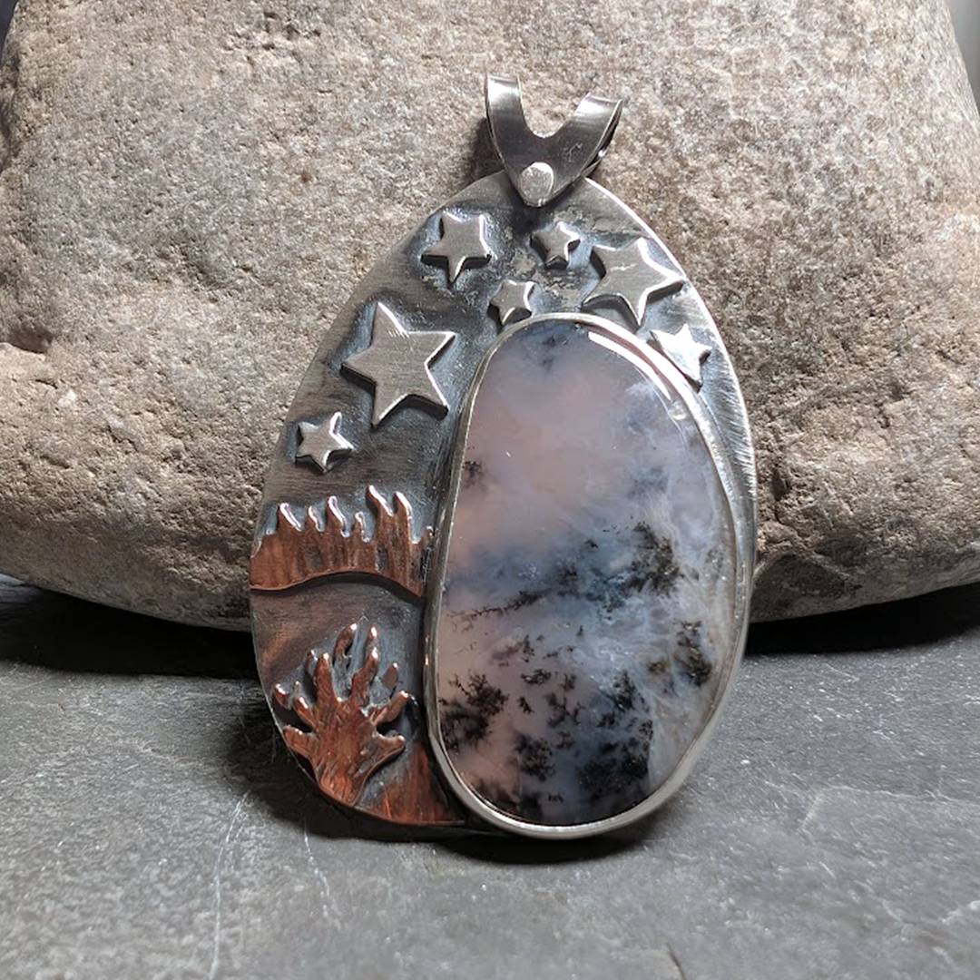 Agate pendant with stars and copper grass
