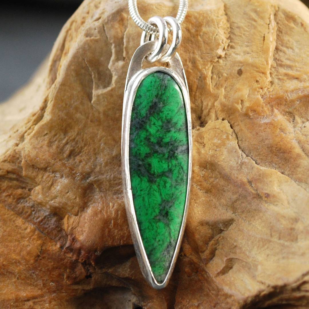 Small green Maw Sit Sit pendant