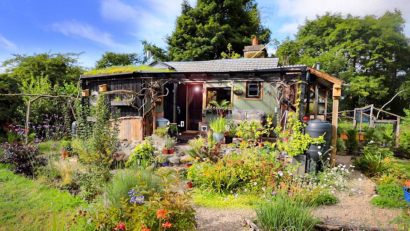 They’ve Lived Off-Grid in 135 Sq Ft for 3 Years