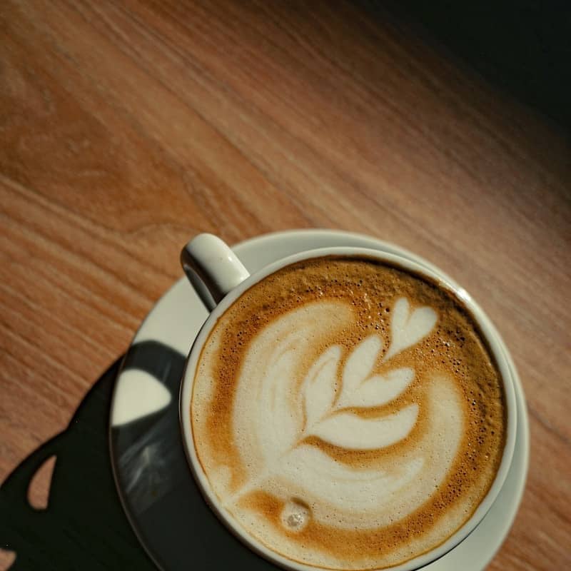 A latte with beautiful latte art sits still.