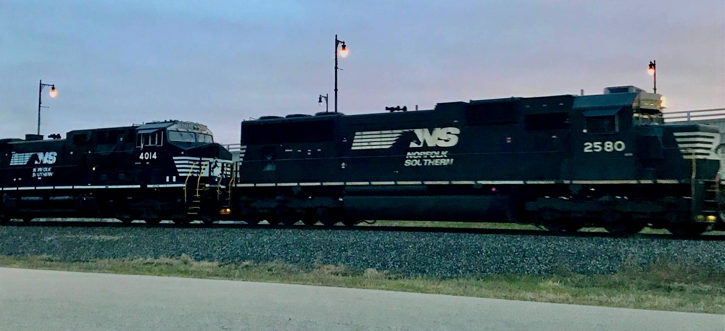 Two black NS locomotives 