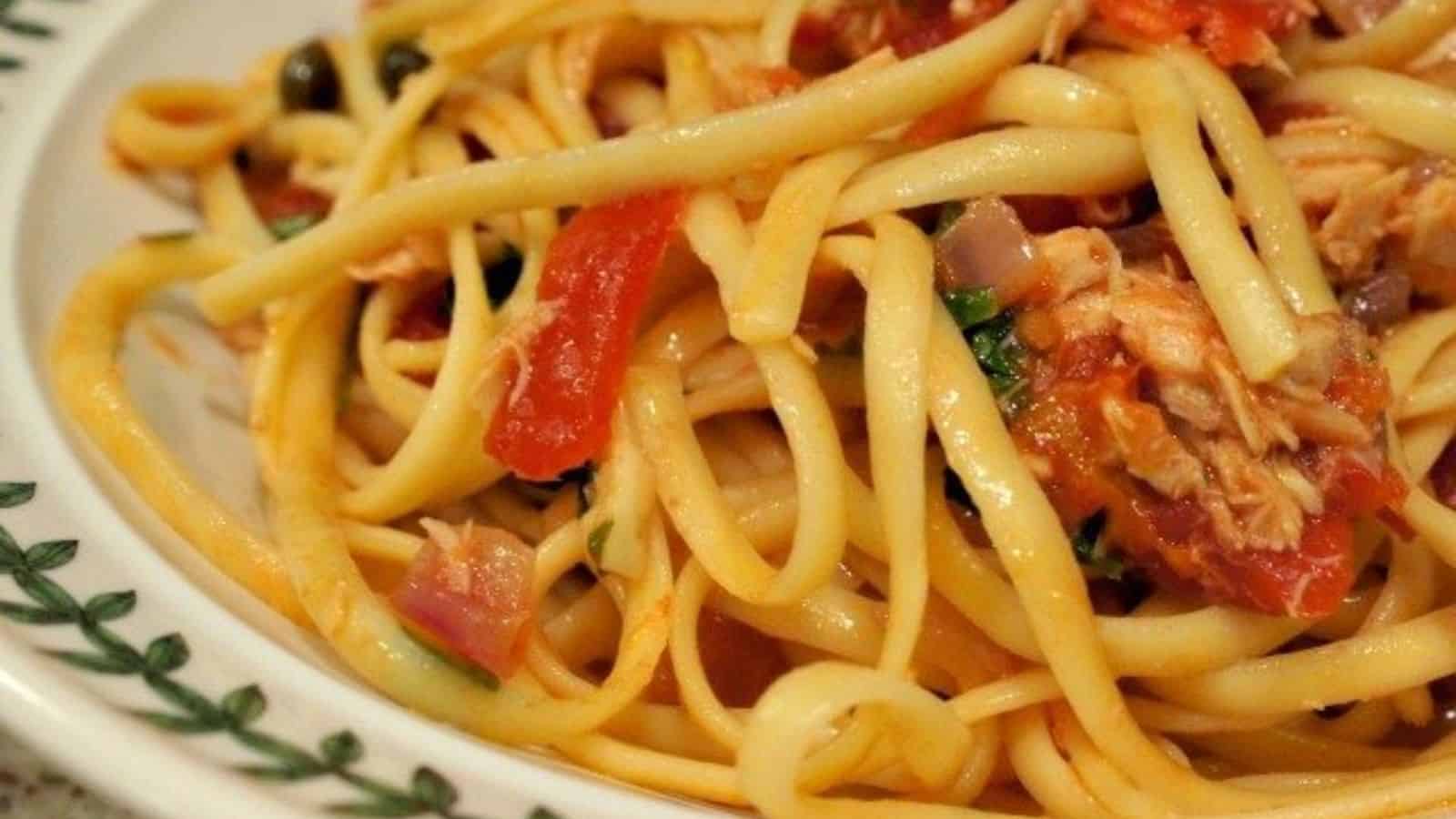 Closeup of a bowl of tuna and tomato pasta.