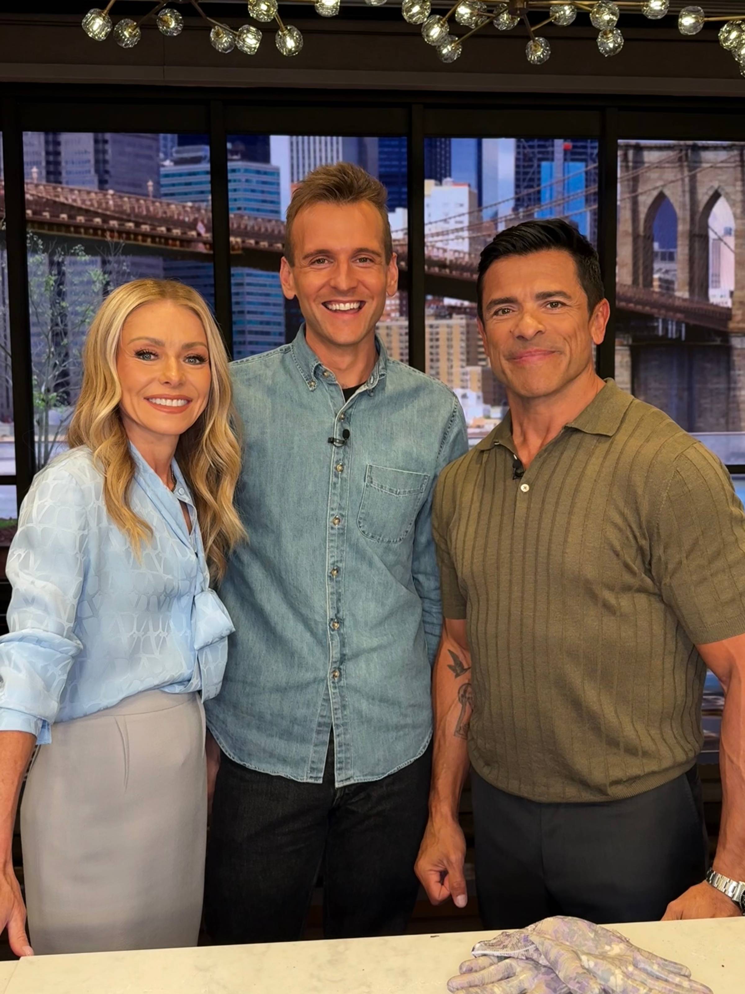 Kaleb Wyse with Kelly Ripa and Mark Consuelos.