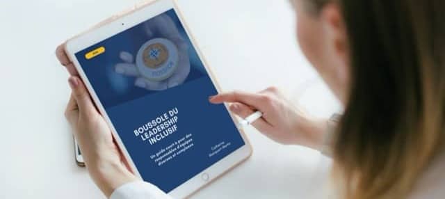 La Boussole du Leadership inclusif lu sur une tablette