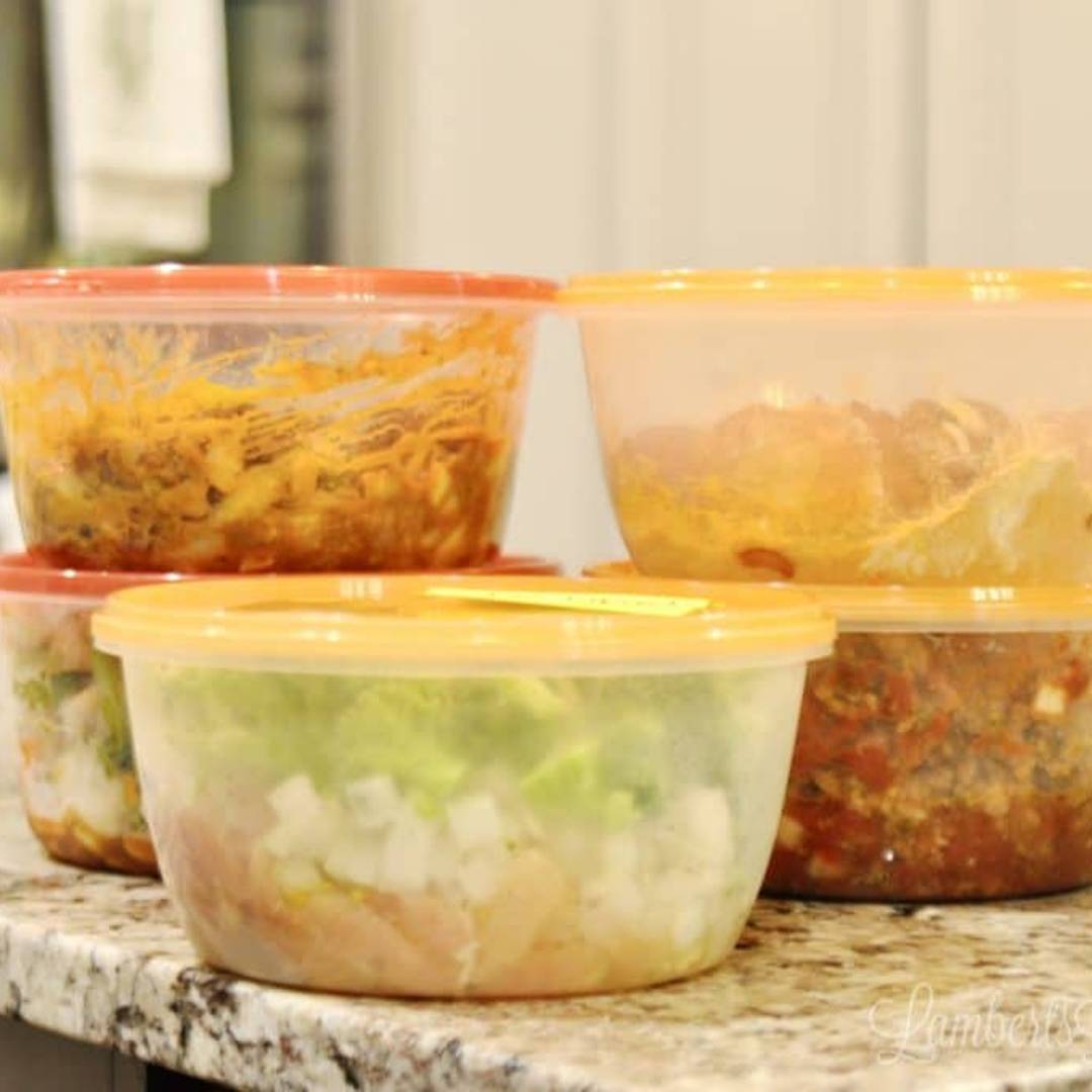 Plastic storage containers filled with healthy prepped ingredients for dump meals.
