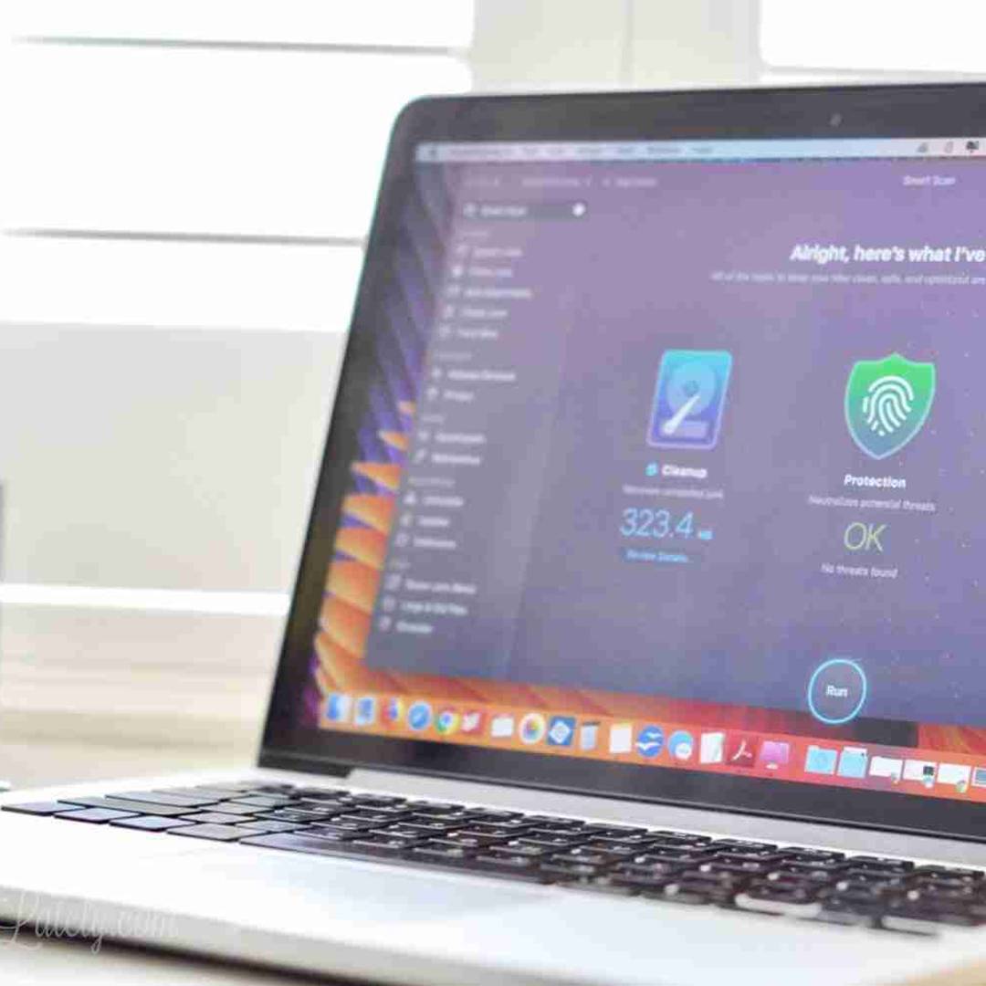 macbook sitting on a desk.