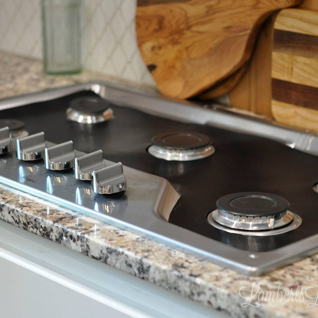 gas stove with splash guard.