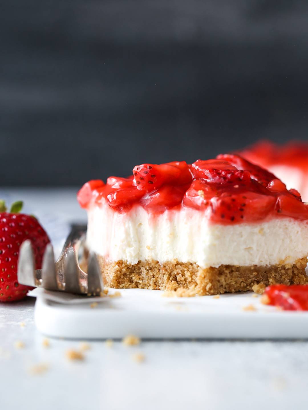 no-bake strawberry cheesecake bars