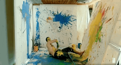 Une personne en train de peindre une toile