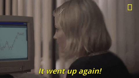 Une femme qui investit en bourse