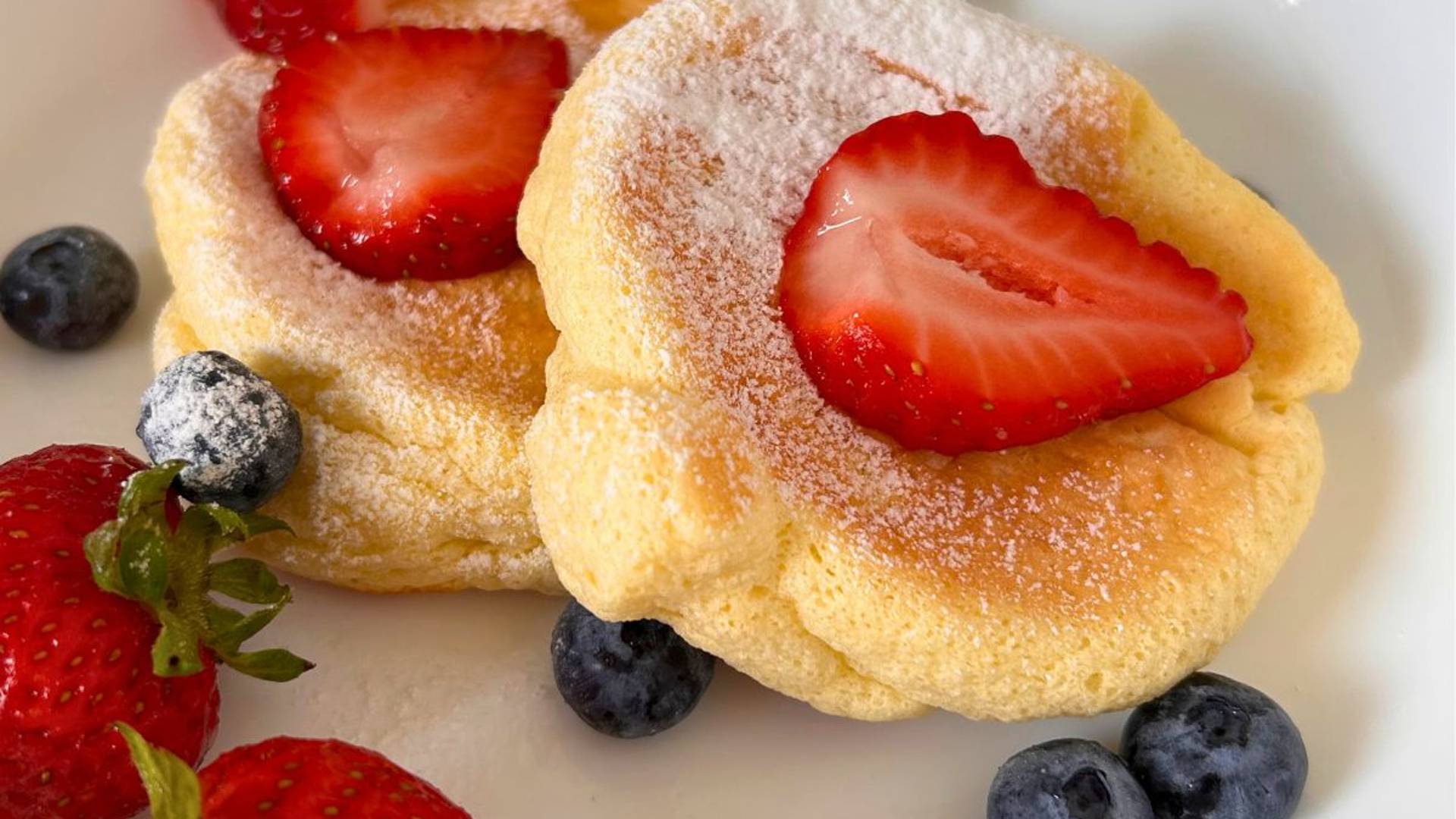 fluffy souffle pancakes with fruit