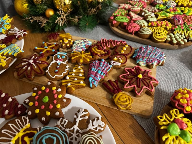 A table topped with lots of decorated cookies