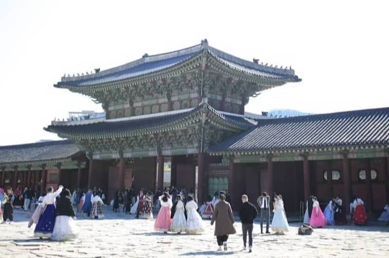 People in traditional korean hanbok at gyeongbokgung palace.