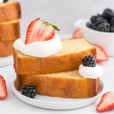 Pound cake slices with fruit.