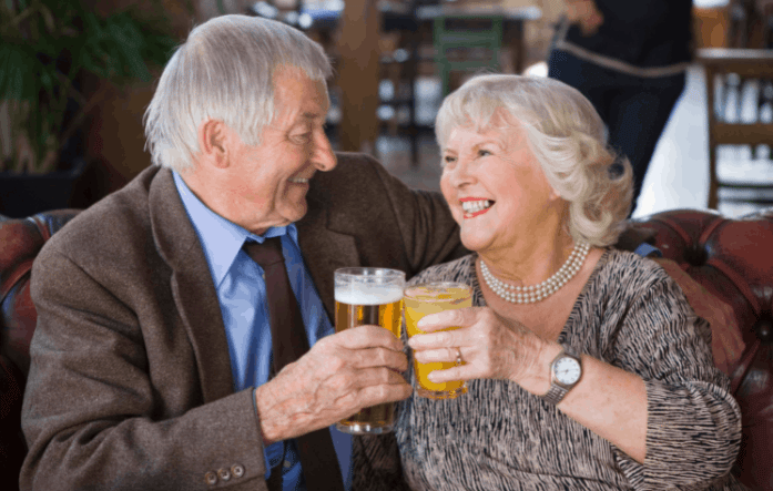 Koppel dat samen drinkt